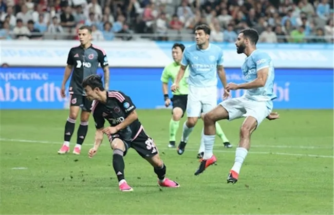 مانشستر سيتي يهزم نجوم الدوري الكوري بثلاثية وديًا بمشاركة مرموش