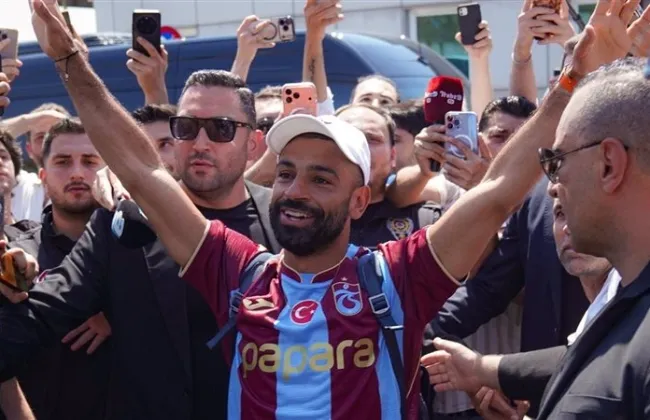 توافد جماهير طرابزون على ملعب بابارا بارك قبل حفل تقديم محمد صلاح