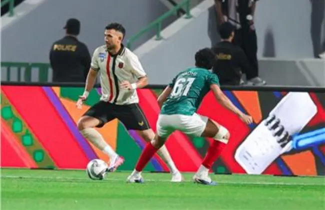 الاتفاق ضد الرياض.. هدفين وطرد في شوط أول مثير بالدوري السعودي