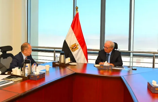 حسين عيسى يبحث مع مجموعة صينية إقامة مجمع صناعى متكامل باقتصادية قناة السويس