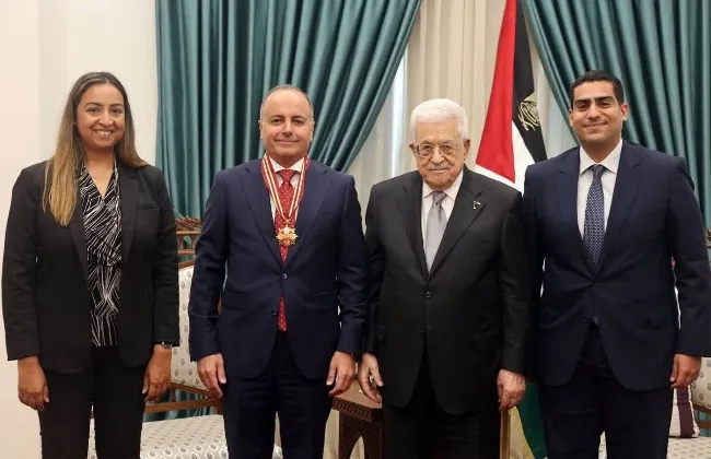 الرئيس أبو مازن يقلد سفير مصر لدى فلسطين وسام نجمة القدس