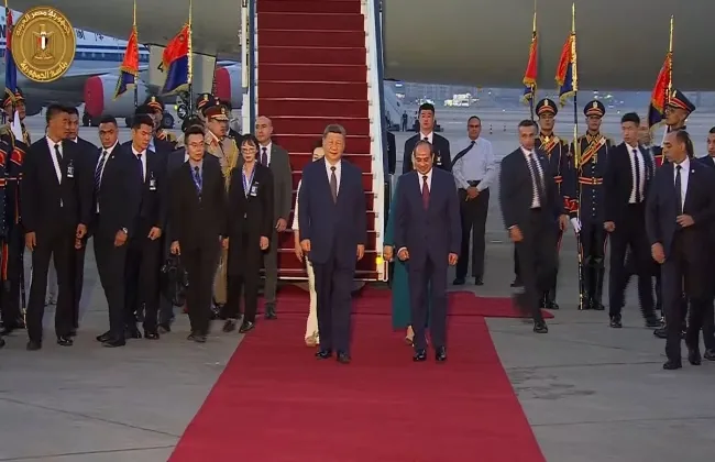 الرئيس السيسى وقرينته يستقبلان الرئيس الصينى وزوجته بمطار القاهرة الدولي