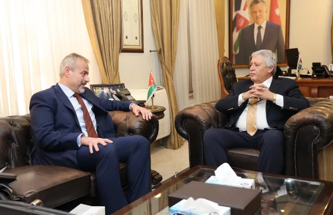 السفير المصرى فى عمان يبحث مع وزير العمل الأردنى أوضاع العمالة المصرية