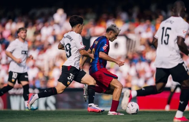 برشلونة يضرب فالنسيا بخماسية ويتصدر الليجا فى غياب حمزة عبد الكريم