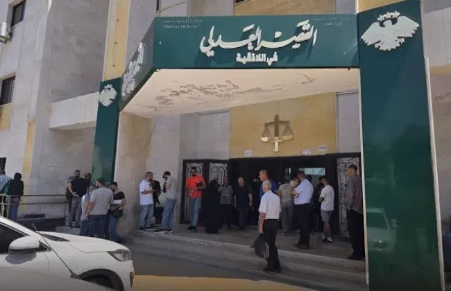 جريمة قتل تحت أنظار القضاء.. مقتل متهم داخل 