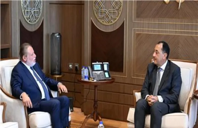 رئيس الوزراء يبحث مع محافظ البنك المركزي عددا من ملفات العمل المشتركة
