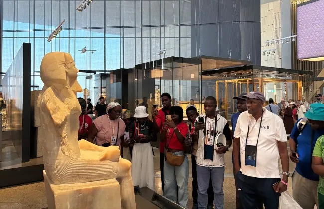 وفد الاتحاد الأفريقي للرياضة الجامعية يزور المتحف الكبير والأهرامات