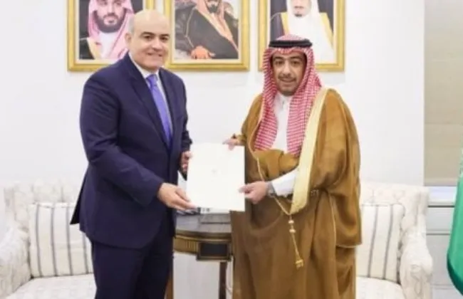 السفير حاتم عبد القادر يقدم صورة أوراق اعتماده سفيرًا لدى السعودية