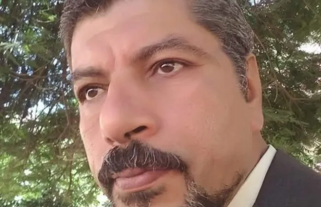إلى كل من يجلس على كرسي المسؤولية.. انظروا إلى الرجل الذي يحارب من أجل بيته