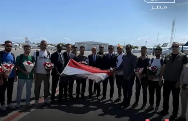وصول البحارة المصريين مقديشيو تمهيدا لعودتهم إلى القاهرة برفقه السفير المصري