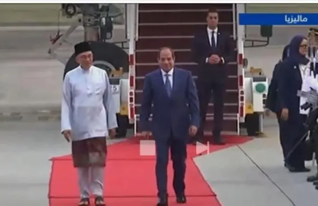 رئيس وزراء ماليزيا يستقبل الرئيس السيسي لدى وصوله مطار كوالالمبور