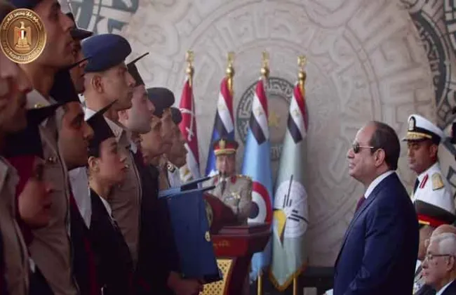 أوائل الخريجين يقدمون درع الأكاديمية والكليات العسكرية للرئيس السيسى