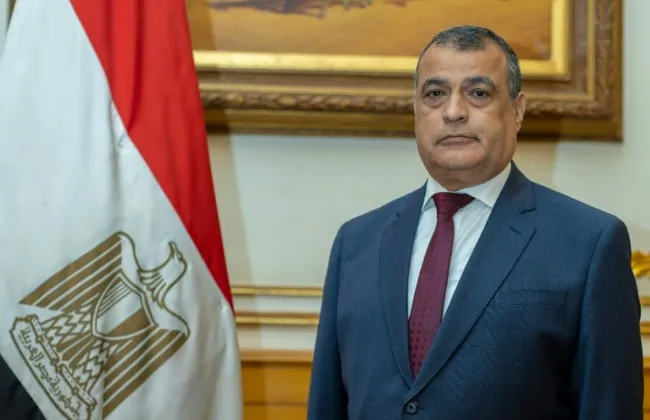 وزير الإنتاج الحربى يشيد بجهود العاملين ويؤكد دورهم فى دعم الصناعة الوطنية