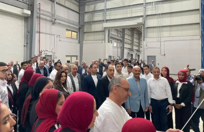 رئيس الوزراء يصطحب عددا من طلاب جامعات السويس لزيادة وعى الشباب بما يجرى على أرض محافظتهم
