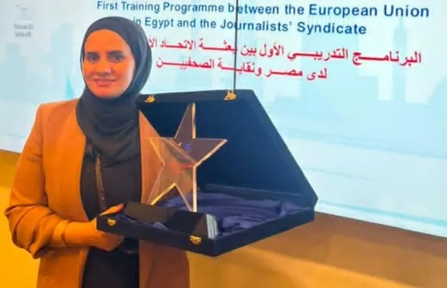 نقابة الصحفيين والاتحاد الأوروبي يكرمان أسماء نصار لفوزها بالبرنامج التدريبي