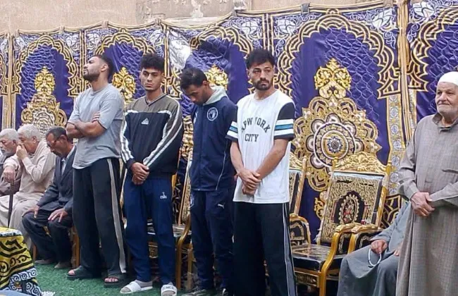 إمام عاشور وموكوينا فى مقدمة حضور عزاء عبد الرحمن مجدى فى والدته