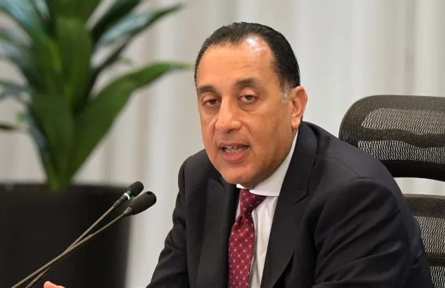 رئيس الوزراء يتقدم بالعزاء والمواساة لأسر ضحايا حادث الطريق الأوسطى
